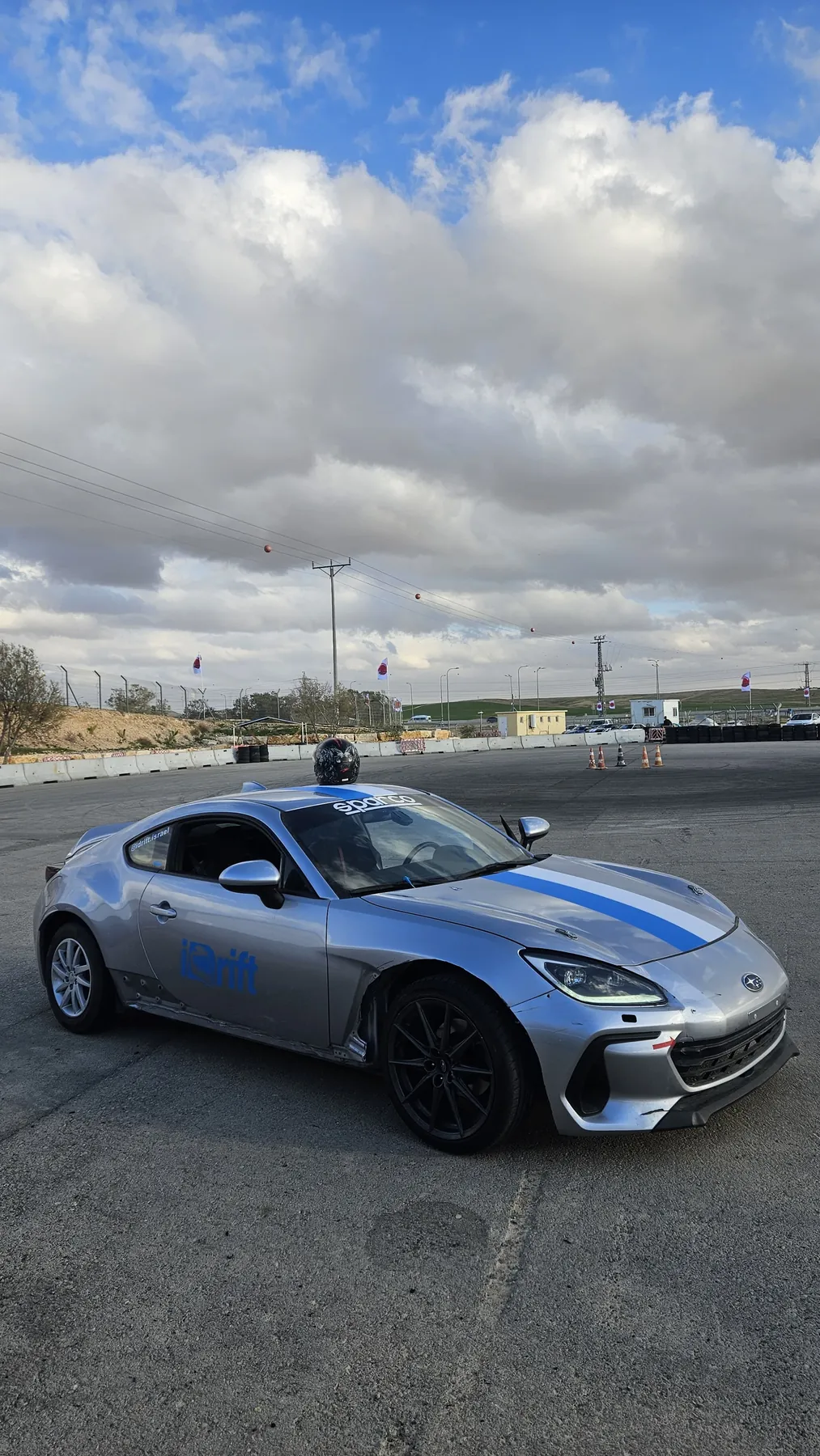 רכב הדריפט של iDrift מוכן לפעילות עם קסדה על הגג