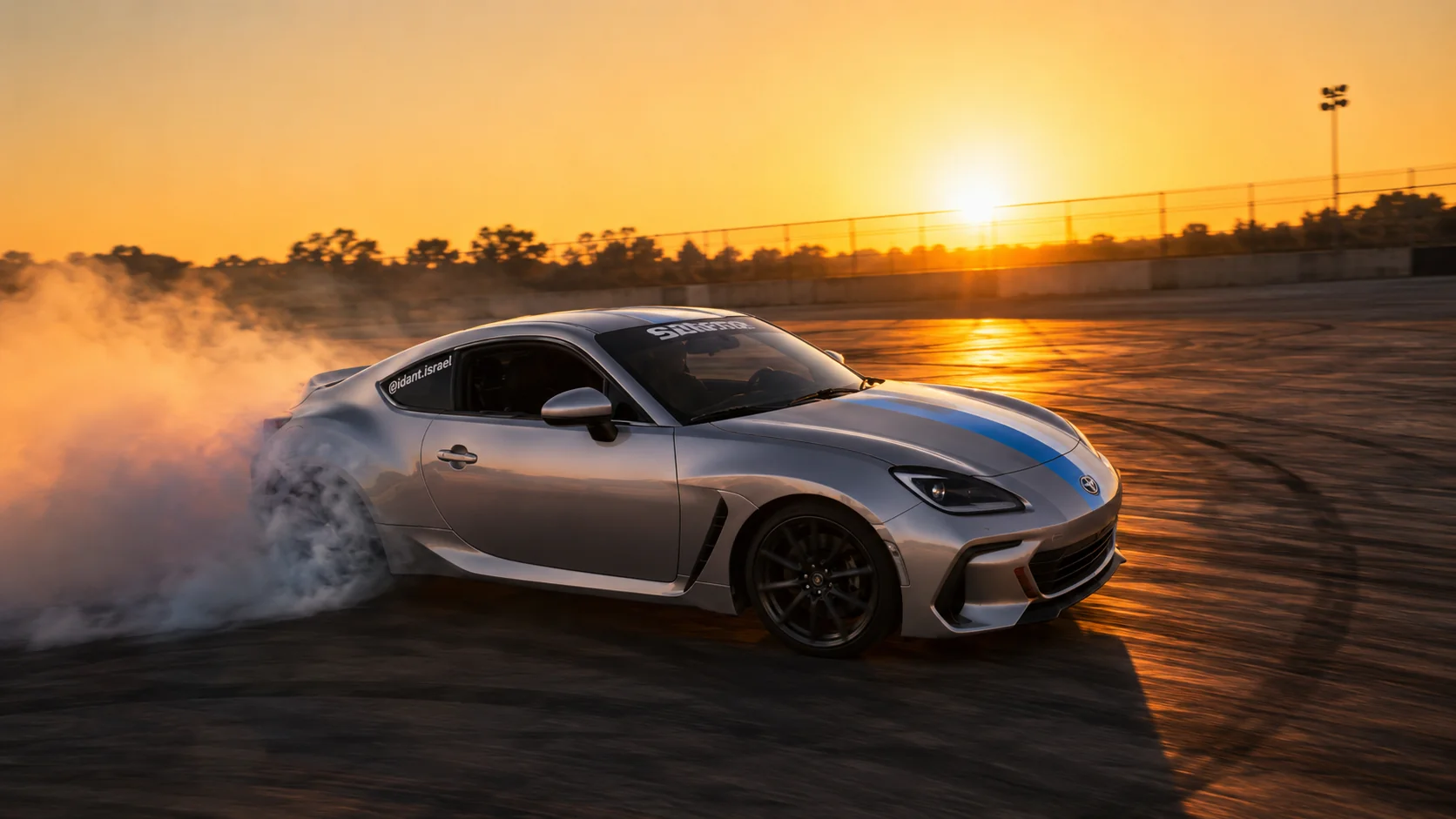 רכב BRZ של iDrift בדריפט בשעת שקיעה